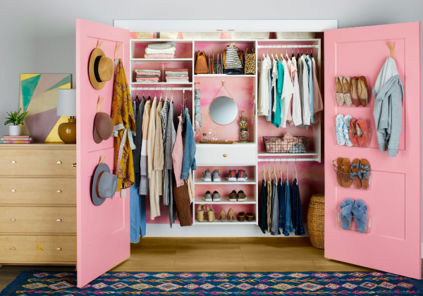 Lemari pakaian dengan laci dan rak tambahan untuk penyimpanan yang lebih banyak